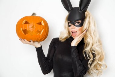 Paskalya sepeti duran ve kabak tutan bunny kostüm, güzel genç kadın