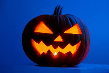 beyaz zemin üzerinde Halloween balkabağı