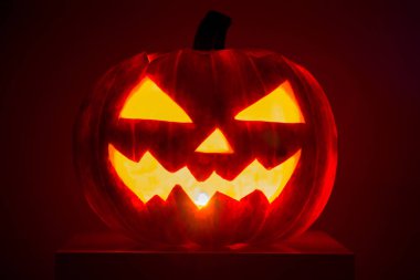 beyaz zemin üzerinde Halloween balkabağı