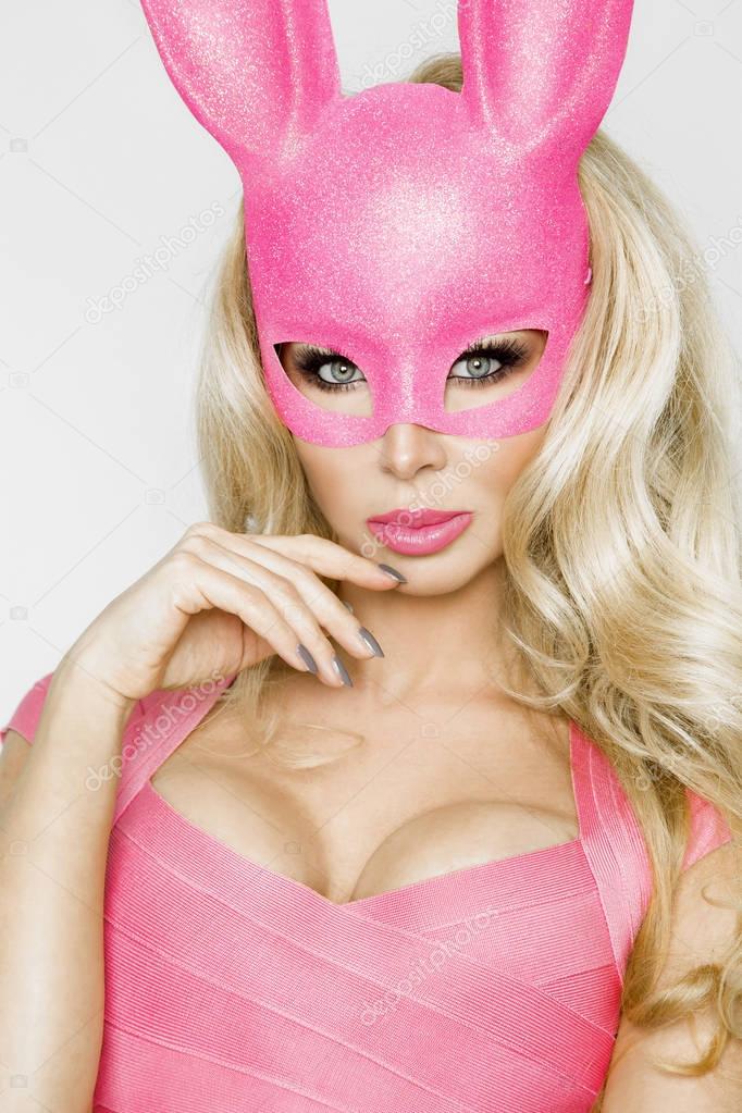Bella sexy, giovane donna in costume rosa Halloween e maschera rosa, in  piedi su sfondo bianco - Foto Stock: Foto, Immagini © marcink3333 170656944