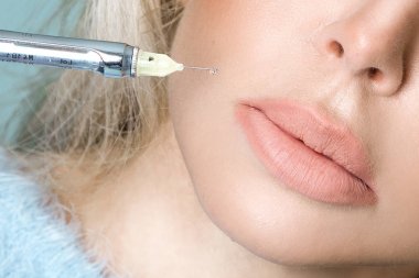 Mükemmel yüz ve güzel saçları ile güzel, seksi sarışın kadın portresi. Estetik tıp prosedürü sırasında güzellik modeli.