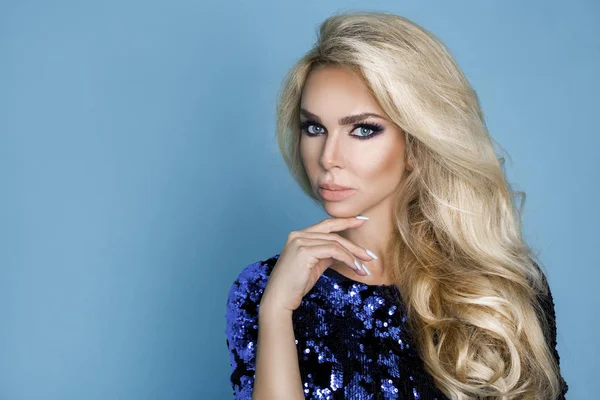 Piękne, sexy, blond, Kobieta, model w karnawał elegancka sukienka z cekinami. — Zdjęcie stockowe