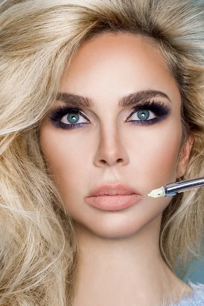 Porträtt av vacker, sexig blond kvinna, med perfekt ansikte och vackra hår. Skönhet modell under förfarandet för estetisk medicin. — Stockfoto