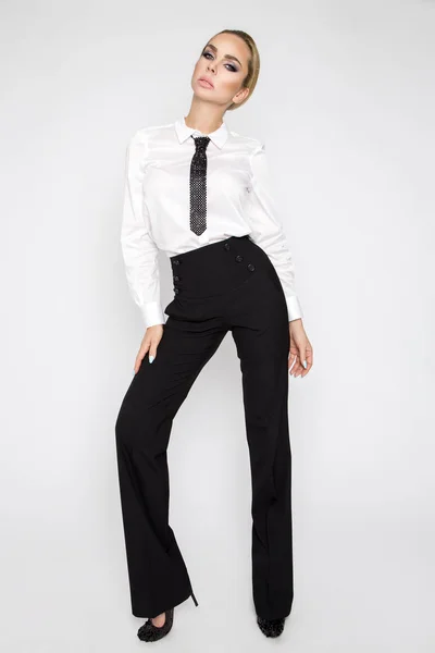 Όμορφο, κομψό, σέξι ξανθιά γυναίκα μοντέλο ντυμένος στα λευκά πουκάμισα και γραβάτα και μαύρο παντελόνι. Αισθησιακό επιχειρηματίας με γυαλιά — Φωτογραφία Αρχείου