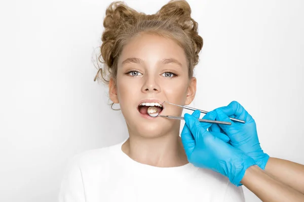 Bonito, bela menina loira com dentes bonitos, está no dentista — Fotografia de Stock