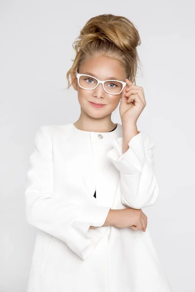 Leuk, mooie blonde meisje met geweldig haar en glazen. Schoonheid, elegante en vrolijke meisje. — Stockfoto