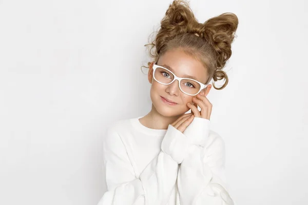 Bonito, bela menina loira com arco de cabelo e óculos. Beleza e menina alegre . — Fotografia de Stock