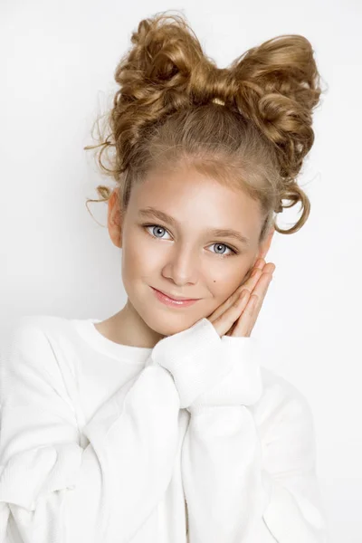 Bonito, bela menina loira com arco de cabelo. Beleza e menina alegre . — Fotografia de Stock