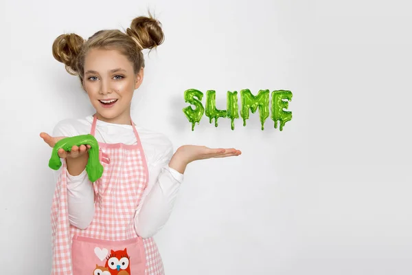 Sümük mutfak ile şirin komik kız. Kız aşçılar ve onun çörek pişiren, bir pasta ve çamur yapar.