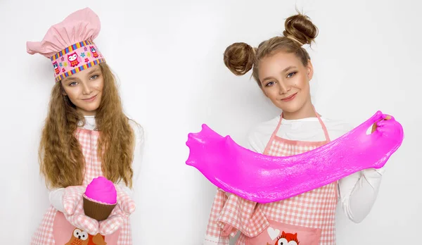 Sümük mutfak ile şirin komik kız. Kız aşçılar ve onun çörek pişiren, bir pasta ve çamur yapar.