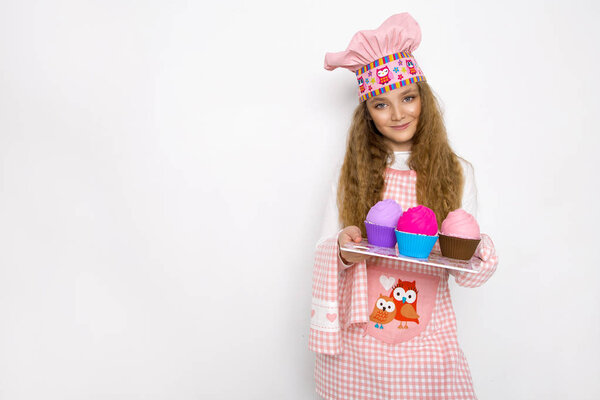 Симпатичная смешная девушка со слизью на кухне. Девушка готовит и печет свои кексы, делает торт и слизь
.