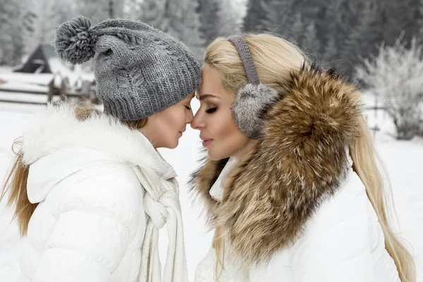 赤ちゃん ママと娘 雪冬の服と背景の上に立っての金髪美女は山と雪の美しい景色 — ストック写真