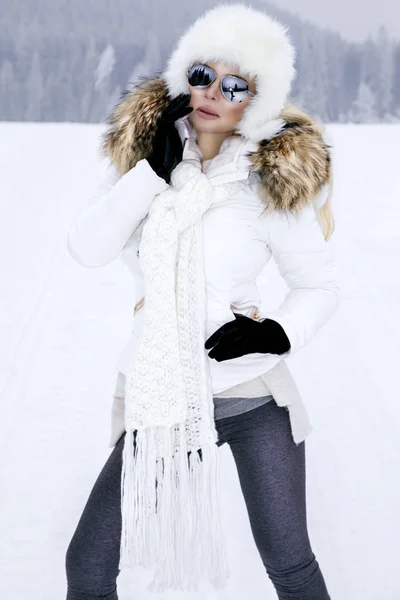Hermosa Mujer Joven Ropa Invierno Pie Sobre Nieve Fondo Tiene — Foto de Stock