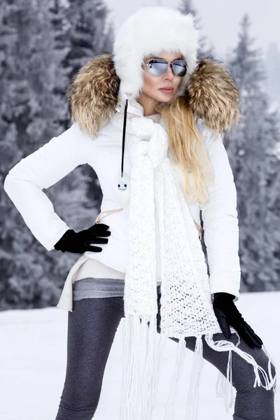 Piękna Młoda Kobieta Odzieży Zimowej Stojący Śniegu Tle Piękny Widok — Zdjęcie stockowe