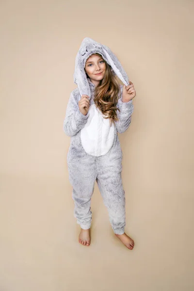 Linda Hermosa Chica Rubia Vestida Pijama Kigurumi Con Orejas Conejo — Foto de Stock