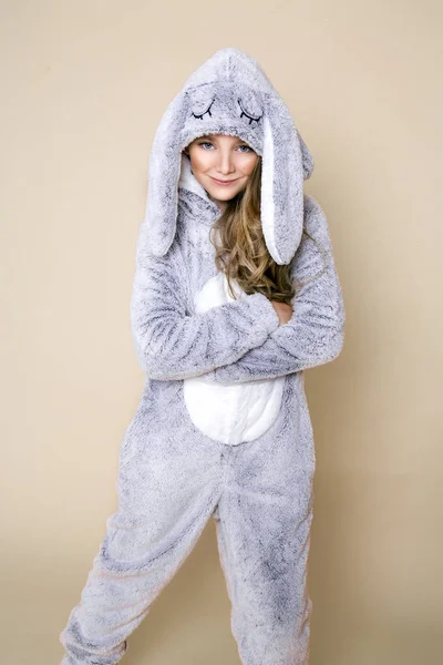 Linda Hermosa Chica Rubia Vestida Pijama Kigurumi Con Orejas Conejo — Foto de Stock