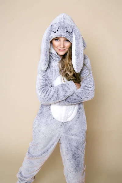 Söt Vacker Blond Ung Flicka Klädd Pyjamas Kigurumi Med Kaninöron — Stockfoto