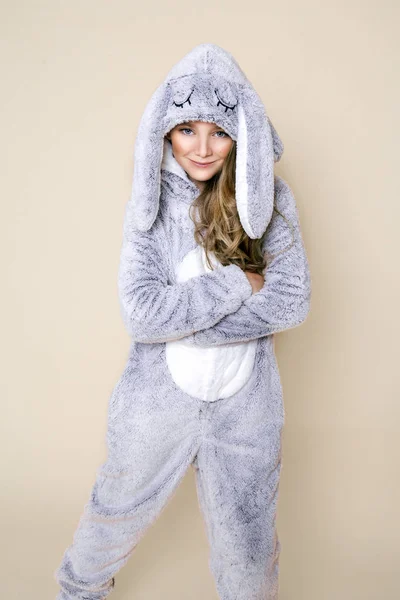 Söt Vacker Blond Ung Flicka Klädd Pyjamas Kigurumi Med Kaninöron — Stockfoto