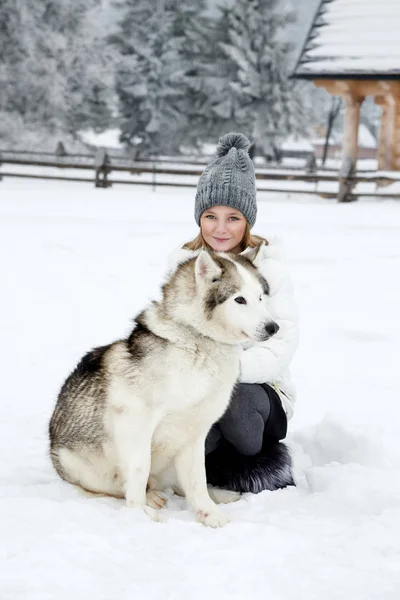 Menina Loira Bonito Jogando Neve Com Cão Husky — Fotografia de Stock