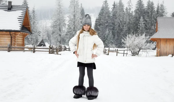 Linda Niña Está Pie Nieve Las Montañas Nieve Chica Está — Foto de Stock