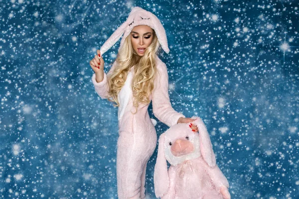 Vacker Sexig Blond Kvinna Som Bär Pyjamas Bunny Kostym Ler — Stockfoto