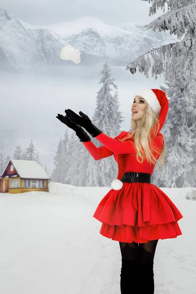 Mooie Sexy Blonde Vrouw Draagt Een Rode Jurk Een Santa — Stockfoto