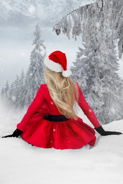 Krásná Sexy Blondýnka Sobě Červené Šaty Klobouk Santa Pozadí Hor — Stock fotografie