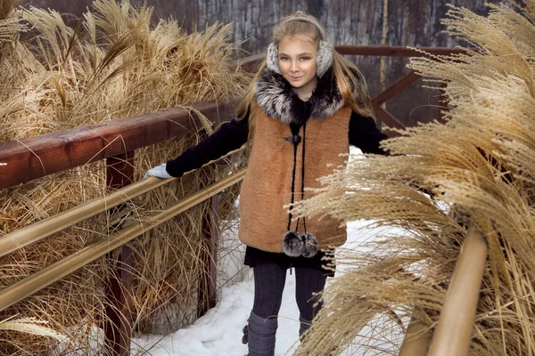 Linda Niña Está Pie Nieve Las Montañas Nieve Chica Está — Foto de Stock