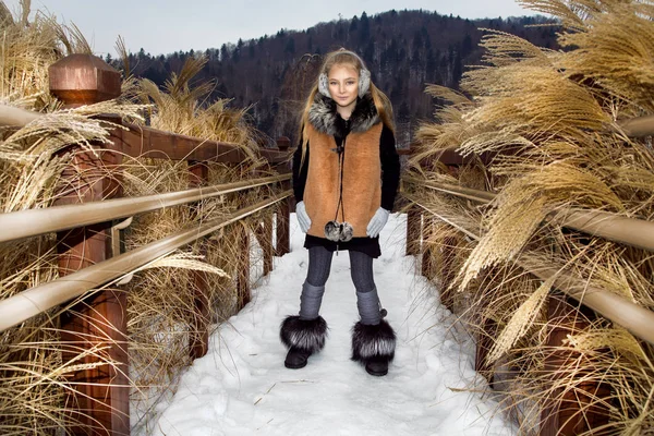 Linda Niña Está Pie Nieve Las Montañas Nieve Chica Está — Foto de Stock