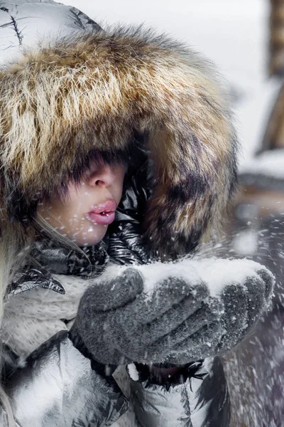 Bella Giovane Donna Abbigliamento Invernale Piedi Sulla Neve Sullo Sfondo — Foto Stock