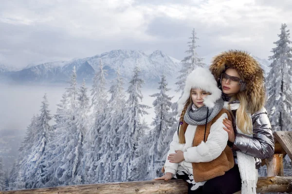 Красива Блондинка Дитиною Мамою Дочкою Стоїть Снігу Зимовому Одязі Задньому — стокове фото