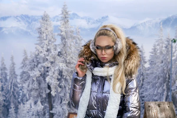 Vacker Ung Kvinna Vinterkläder Står Snön Och Bakgrunden Har Vacker — Stockfoto