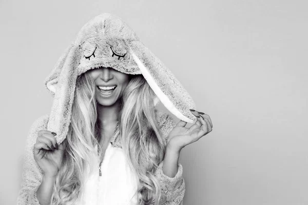 Красивая Сексуальная Блондинка Пижаме Костюм Кролика Счастливо Улыбающаяся Модель Моды — стоковое фото
