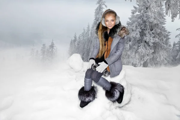 Söt Liten Flicka Stående Snön Och Gör Snögubbe Med Snö — Stockfoto