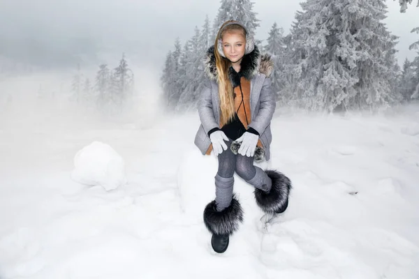 Menina Bonito Sobre Neve Faz Boneco Neve Com Neve Menina — Fotografia de Stock