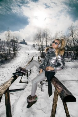 Güzel genç kadın, kışın kayak dağlar bir arka plan üzerinde giyim. Kadın Kayak.