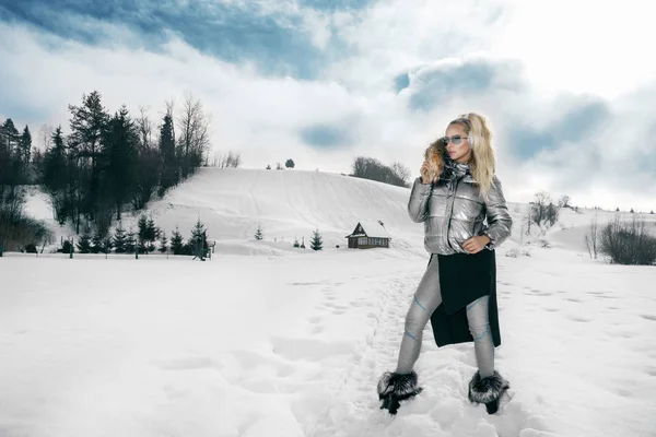 Hermosa Joven Invierno Ropa Esquí Sobre Fondo Montañas Mujer Está — Foto de Stock