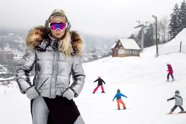 Belle Jeune Femme Hiver Vêtements Ski Sur Fond Montagnes Femme — Photo