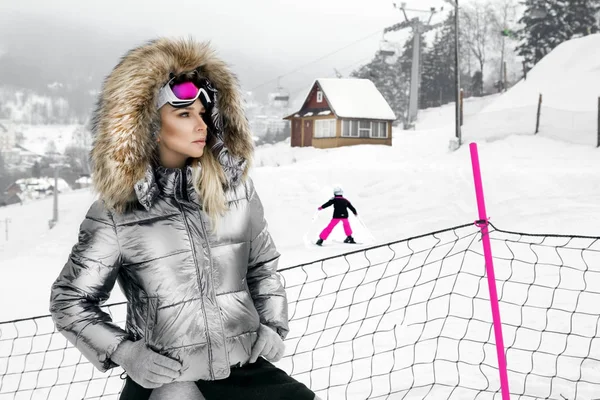 Hermosa Joven Invierno Ropa Esquí Sobre Fondo Montañas Mujer Está — Foto de Stock