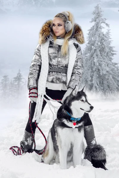 Hermosa Mujer Rubia Pie Sobre Nieve Sosteniendo Perros Husky Fondo — Foto de Stock