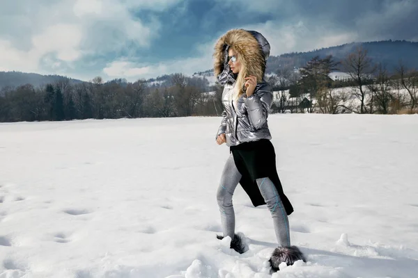 Красива Молода Жінка Взимку Лижний Одяг Тлі Гір Прекрасний Вид — стокове фото