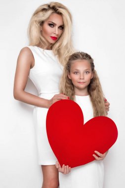 güzel genç sarışın, uzun saçlı küçük GI ile ayakta anne