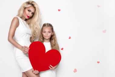 güzel genç sarışın, uzun saçlı küçük GI ile ayakta anne