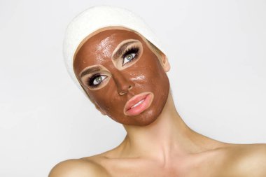 Güzel sarışın bir kadınla bir yüz maskesi, güzellik spa. Çikolata yüz maskesi