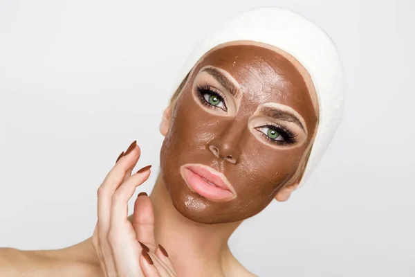 Beautiful Blonde Woman Facial Mask Beauty Spa Chocolate Face Mask — Stock Photo, Image