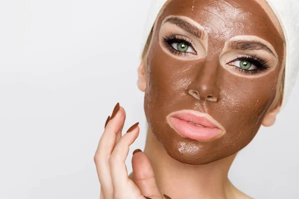 Güzel Sarışın Bir Kadınla Bir Yüz Maskesi Güzellik Spa Çikolata — Stok fotoğraf