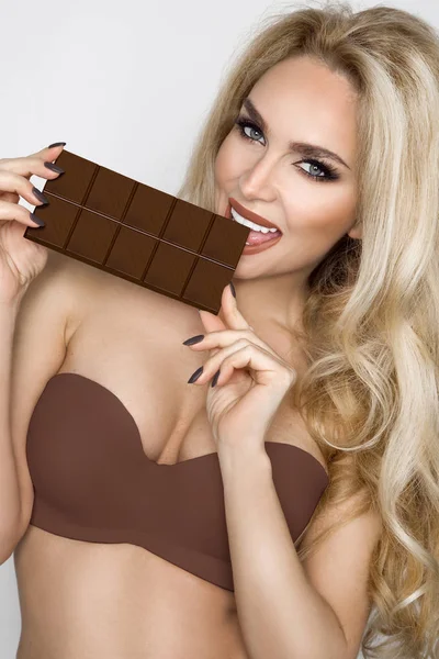 Hermosa Rubia Sexy Comiendo Chocolate Sensualmente — Foto de Stock