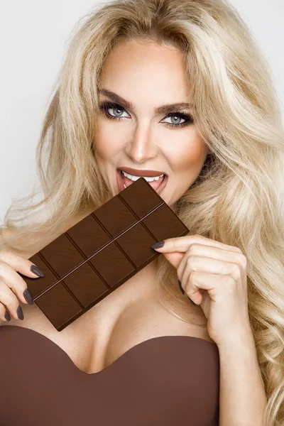 Hermosa Rubia Sexy Comiendo Chocolate Sensualmente — Foto de Stock