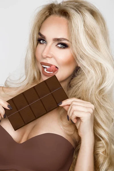Hermosa Rubia Sexy Comiendo Chocolate Sensualmente — Foto de Stock