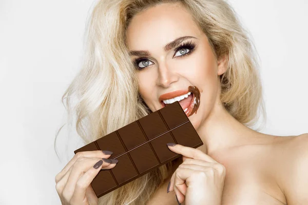 Linda Loira Sexy Sensualmente Comendo Chocolate — Fotografia de Stock